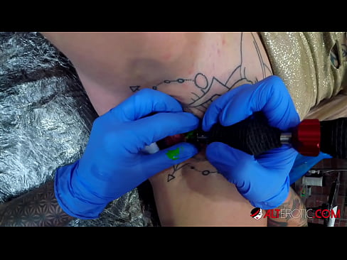 ❤️ Ekstremt tatovert hottie Sully Savage tok en tatovering på klitoris ❌ Hard porno på porno no.hotpornphotos.ru ❌❤